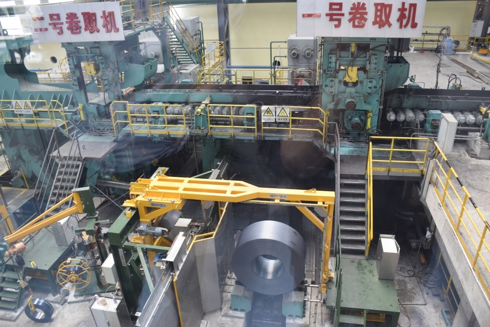 钢坯变身成为厚度仅有2毫米的带钢,被卷取机卷成钢卷.