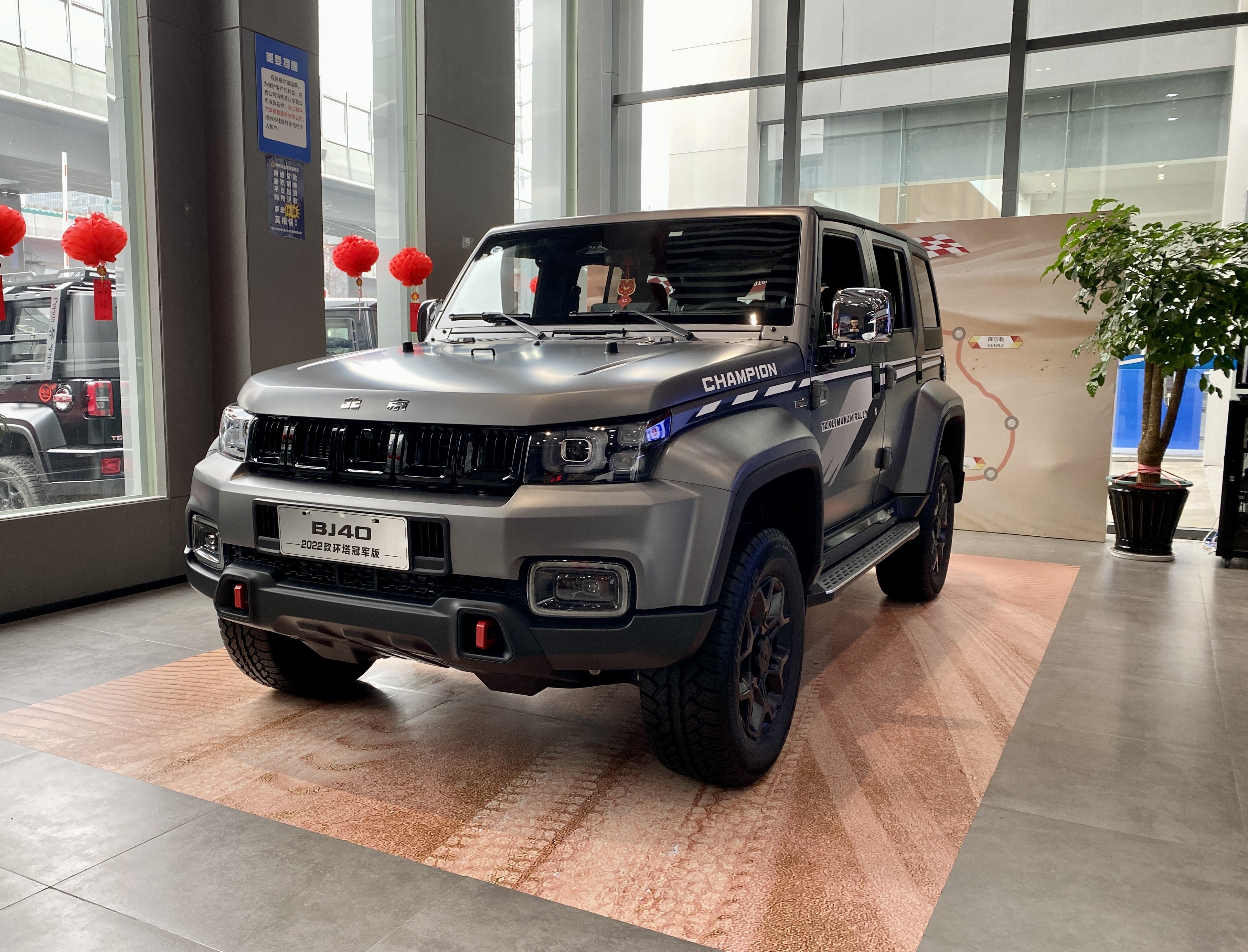 20万级硬派越野suv的性价比之选,探店实拍2022款bj40环塔冠军版__凤凰