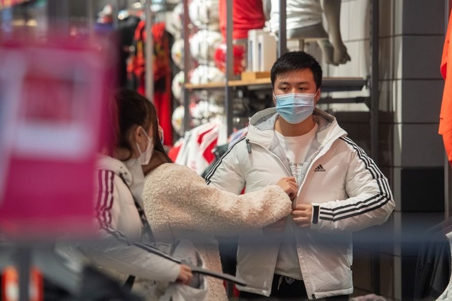 重庆八一广场内，顾客正在选购羽绒服。新华社记者唐奕 摄