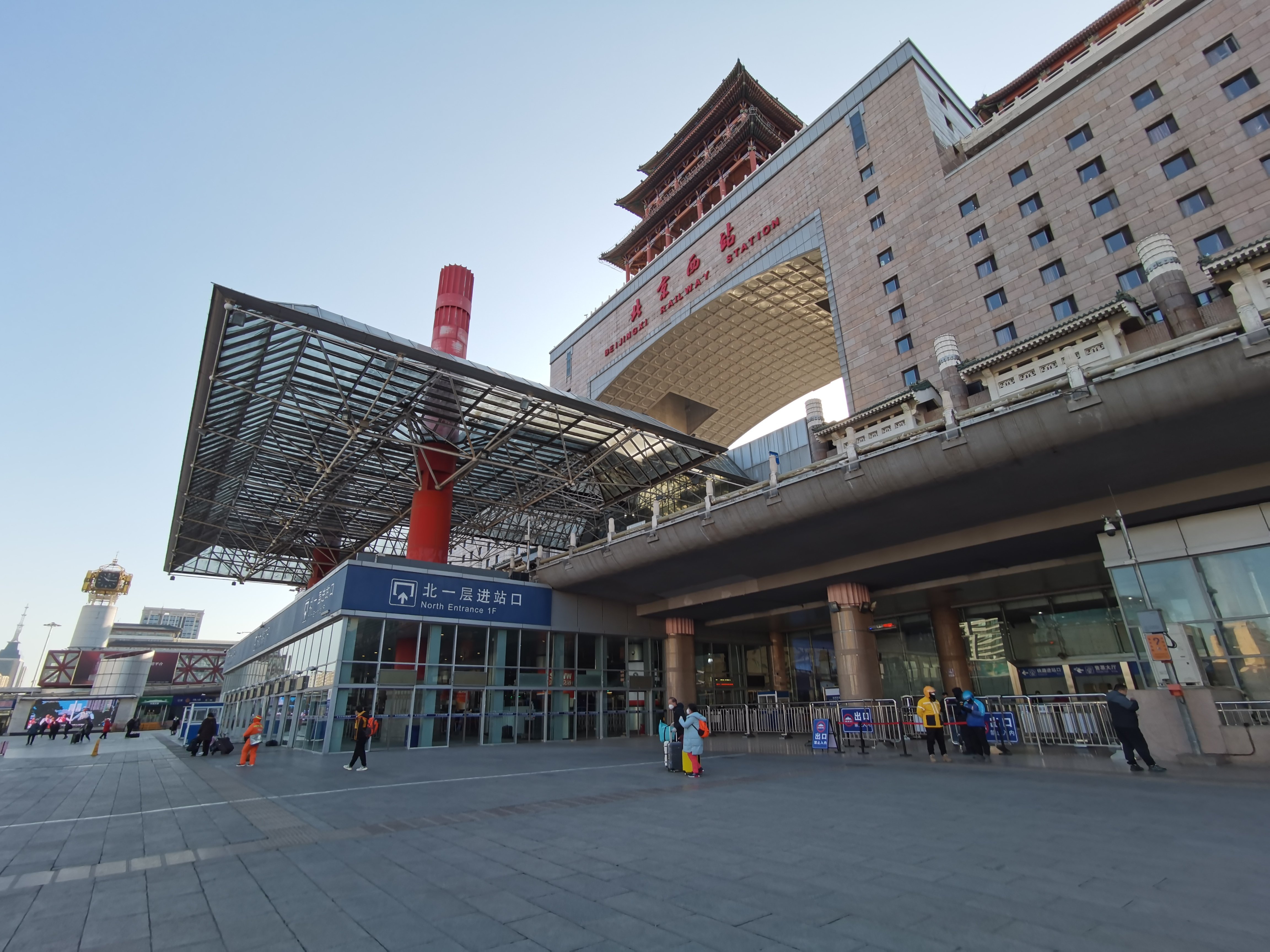 12月8日，北京西站北广场，旅客进站已经不需要扫码、查验核酸。新京报记者 王贵彬 摄