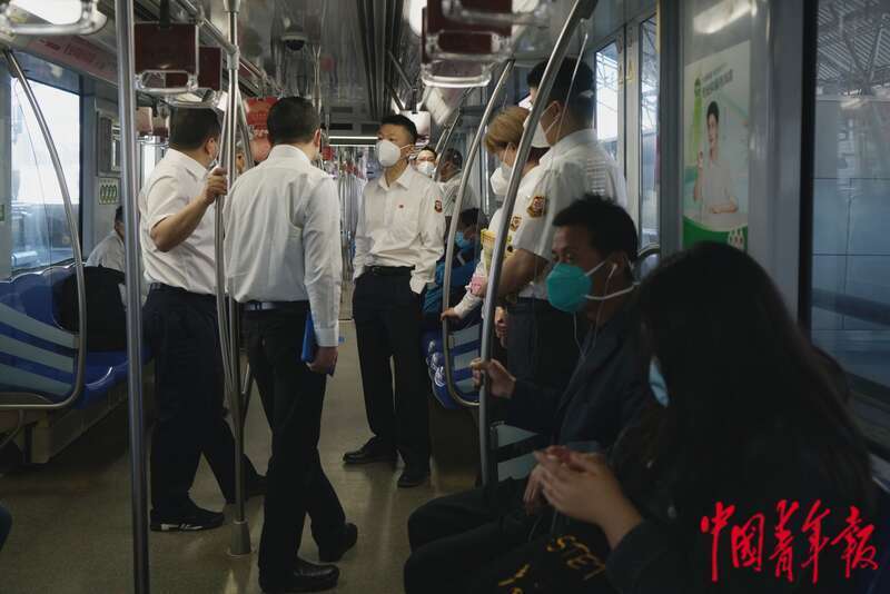 5月22日,上海地铁3号线,上海地铁公司的工作人员乘坐3号线首班车,随车查看复运首日乘车情况。中青报·中青网记者 李强/摄