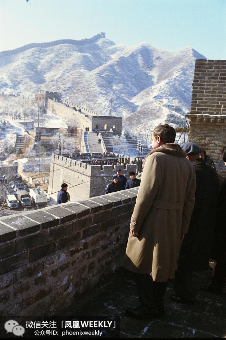 1972年2月，尼克松登上长城眺望远处景色。