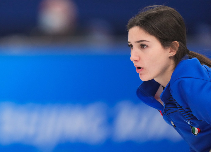 2月7日,意大利队选手斯特凡尼娅·康斯坦丁尼在比赛中。新华社记者周密摄