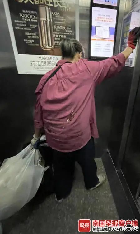 ▲老人之前乘坐电梯运送垃圾。