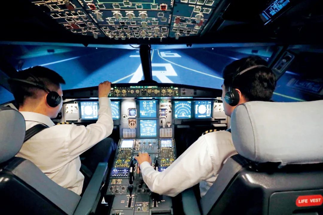 2018年4月,春秋航空公司的飞行员在飞行训练模拟器内进行飞行技能大赛