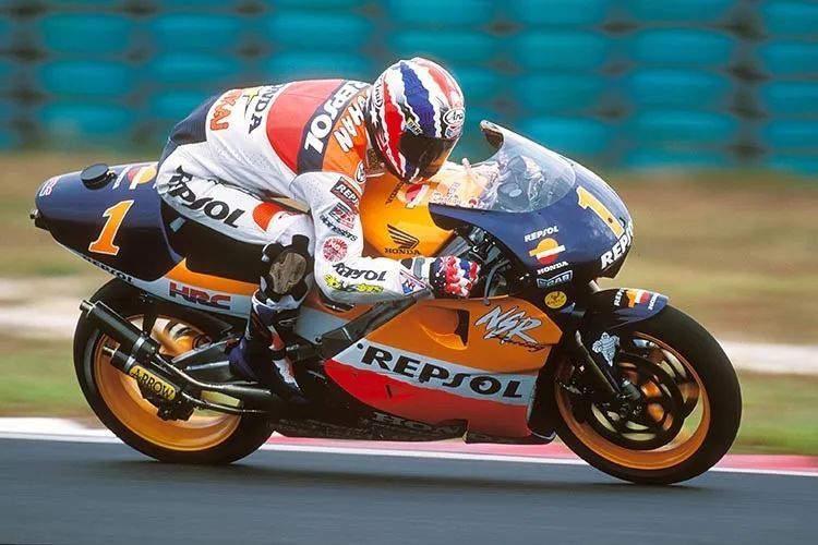 传奇车手麦克·杜汉与honda nsr500