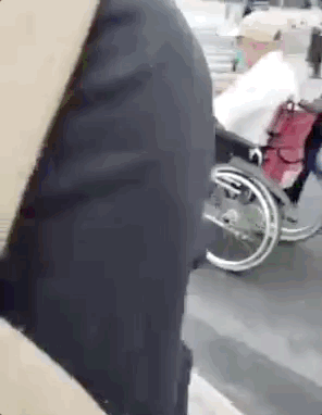 老年人玩起轮椅飙车 比速度与激情还狠