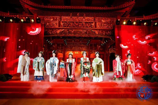 活动现场的汉服表演