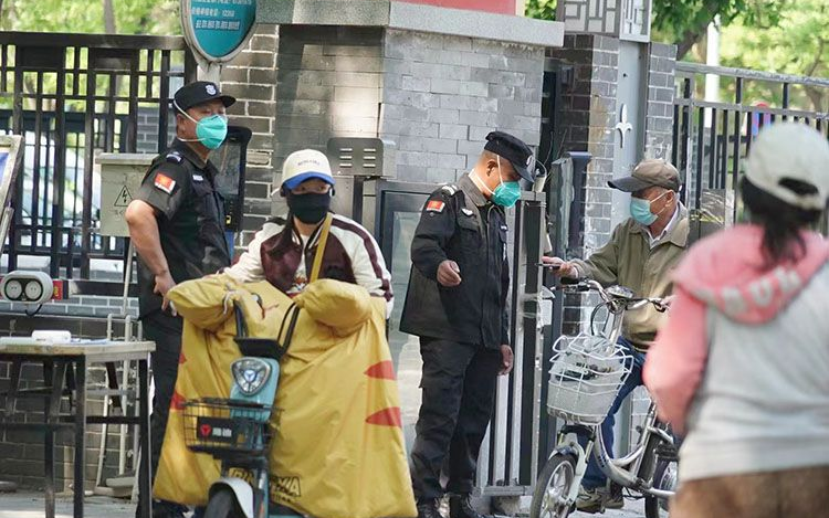 ▲资料图：社区保安正在查验每位进入人员的核酸阴性证明。新京报记者 王飞 通讯员 史超齐 摄