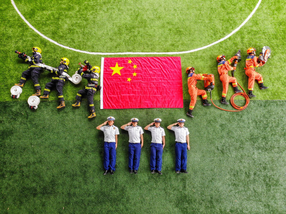 △10月1日，贵州省遵义市的消防队员在“我和国旗合个影”主题活动中拍照。
