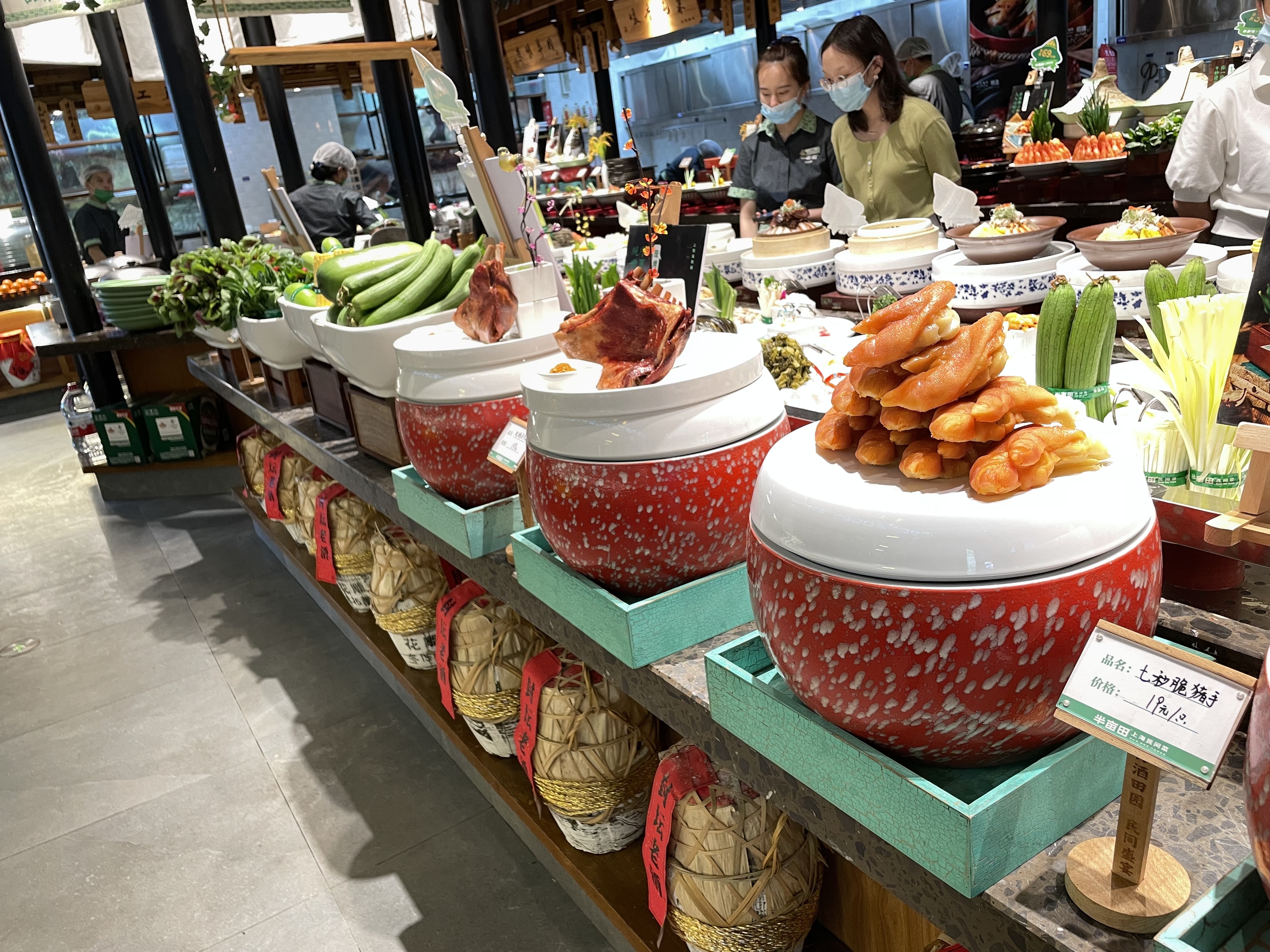 “半亩田”民间菜馆已有序恢复堂食,不少顾客正随着服务员的引导点餐。