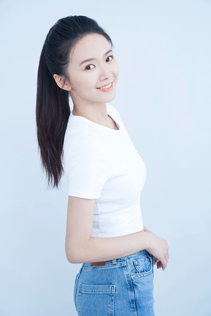 汇聚星旗下演员王雅淇时髦写真 参演电影《横山游击队》_凤凰网娱乐