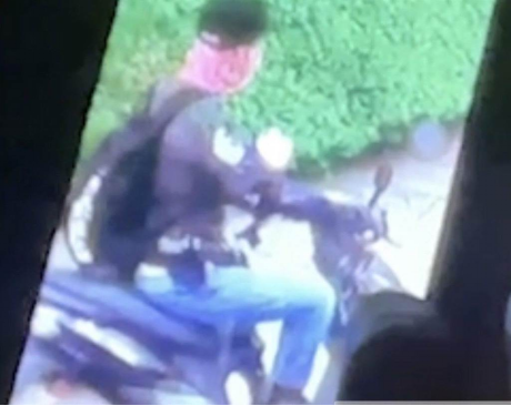 歹徒作案后骑车离开被监视器拍下(图片来源:台媒)