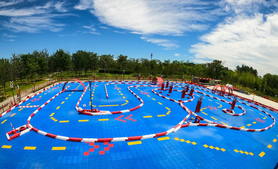 城市绿心森林公园内供市民游客游玩的卡丁车项目/摄影 郑立文