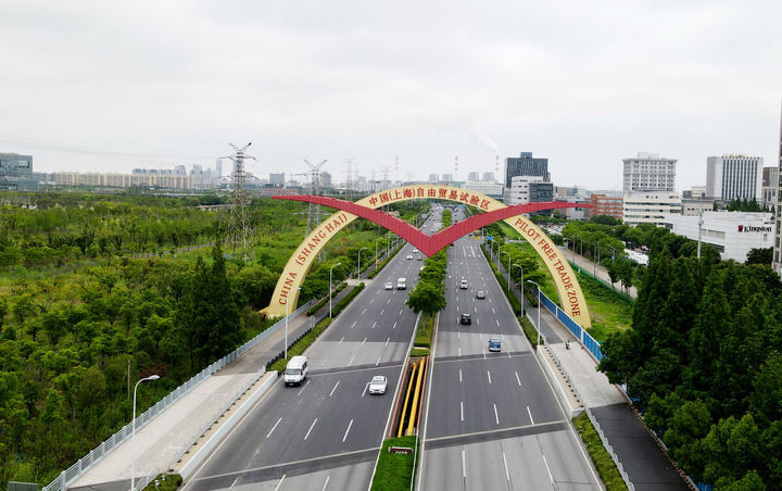 这是位于上海外高桥保税区的中国（上海）自由贸易试验区标志“海鸥门”（6月21日摄，无人机照片）。新华社记者 方喆 摄