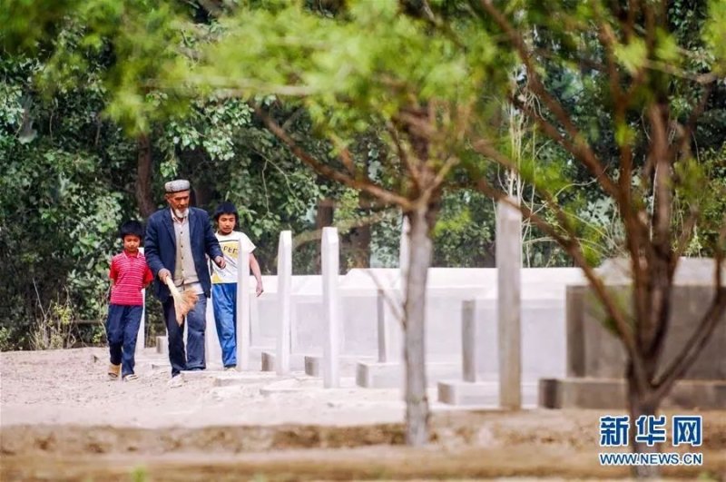 艾买尔&middot;依提生前带着两个孙子在陵园扫墓（2011年4月30日摄）。
