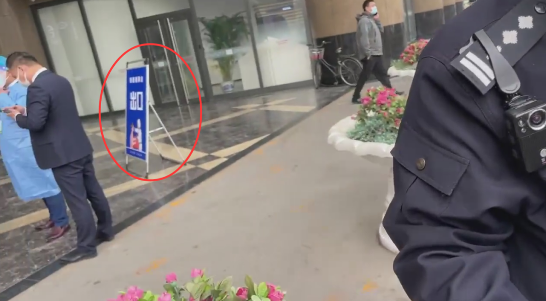 截图来自张雨轩发布在他推特账号上的视频，从视频中清晰可见商业街北侧的入口是用作核酸检测人群的“出口”