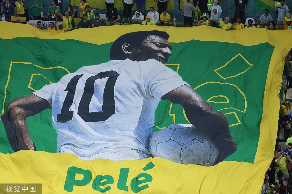 巴西球迷在看台挂出巨幅海报，祝福最近入院治疗的球王贝利。