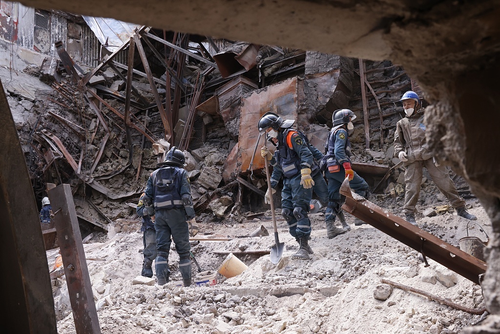 当地时间2022年5月16日，马里乌波尔，俄罗斯紧急情事部的工作人员正在清理建筑废墟。