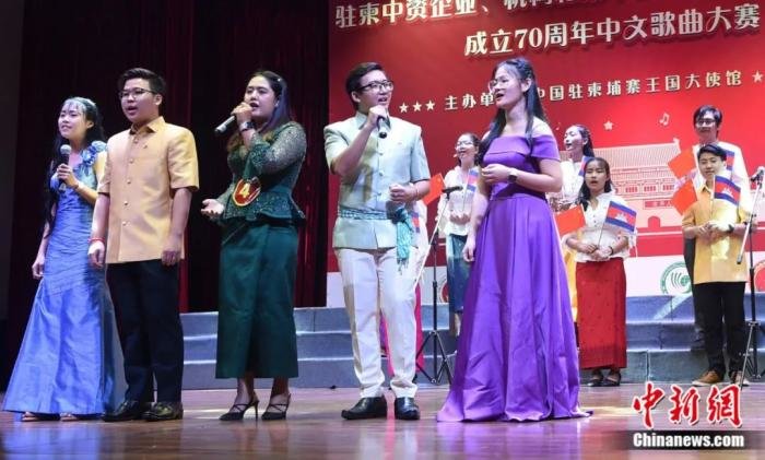 金边的柬埔寨中资企业员工参加中文歌曲大赛。黄耀辉 摄