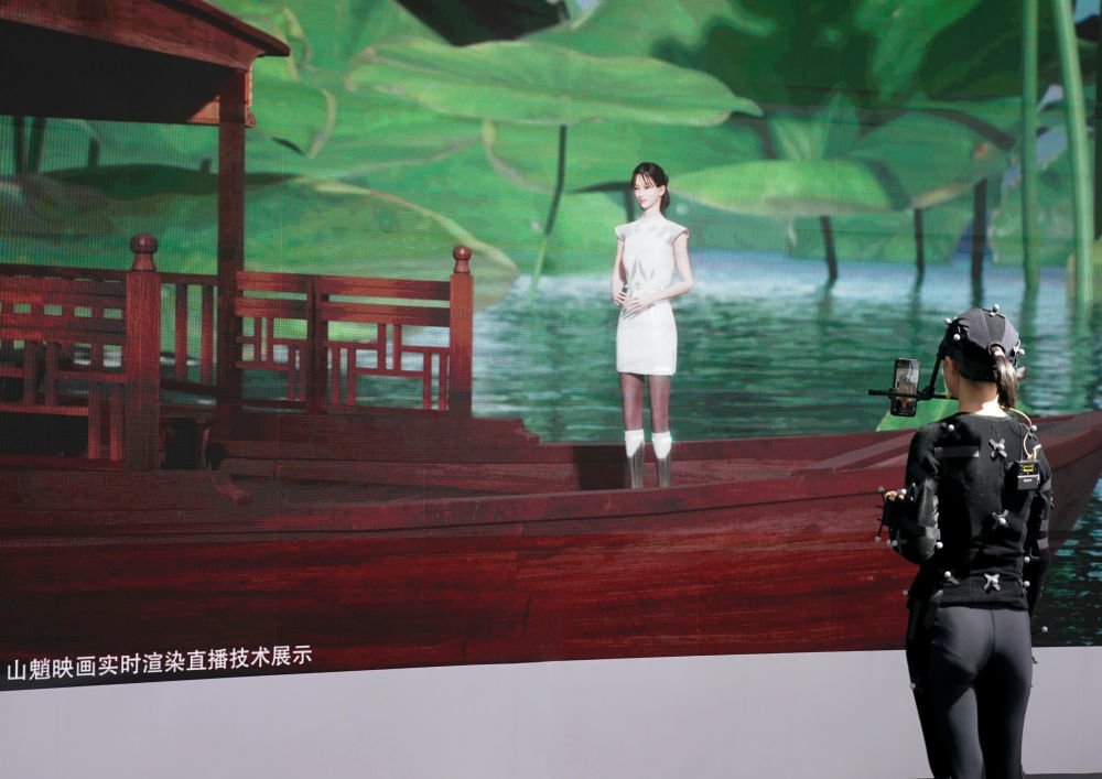 ↑9月1日，参展人员在服贸会首钢园区文旅服务展馆展示一款映画实时渲染直播技术。