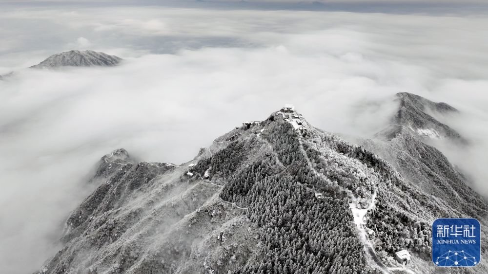 这是12月2日拍摄的雪后南岳衡山（无人机照片）。新华社发（曹正平 摄）
