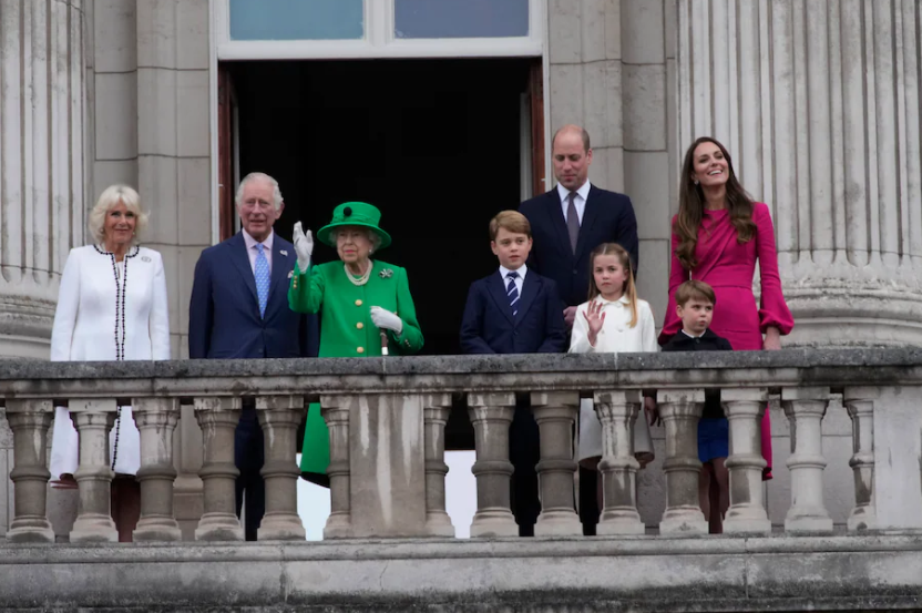 英国女王和王室成员出现在白金汉宫阳台上 图源：美联社
