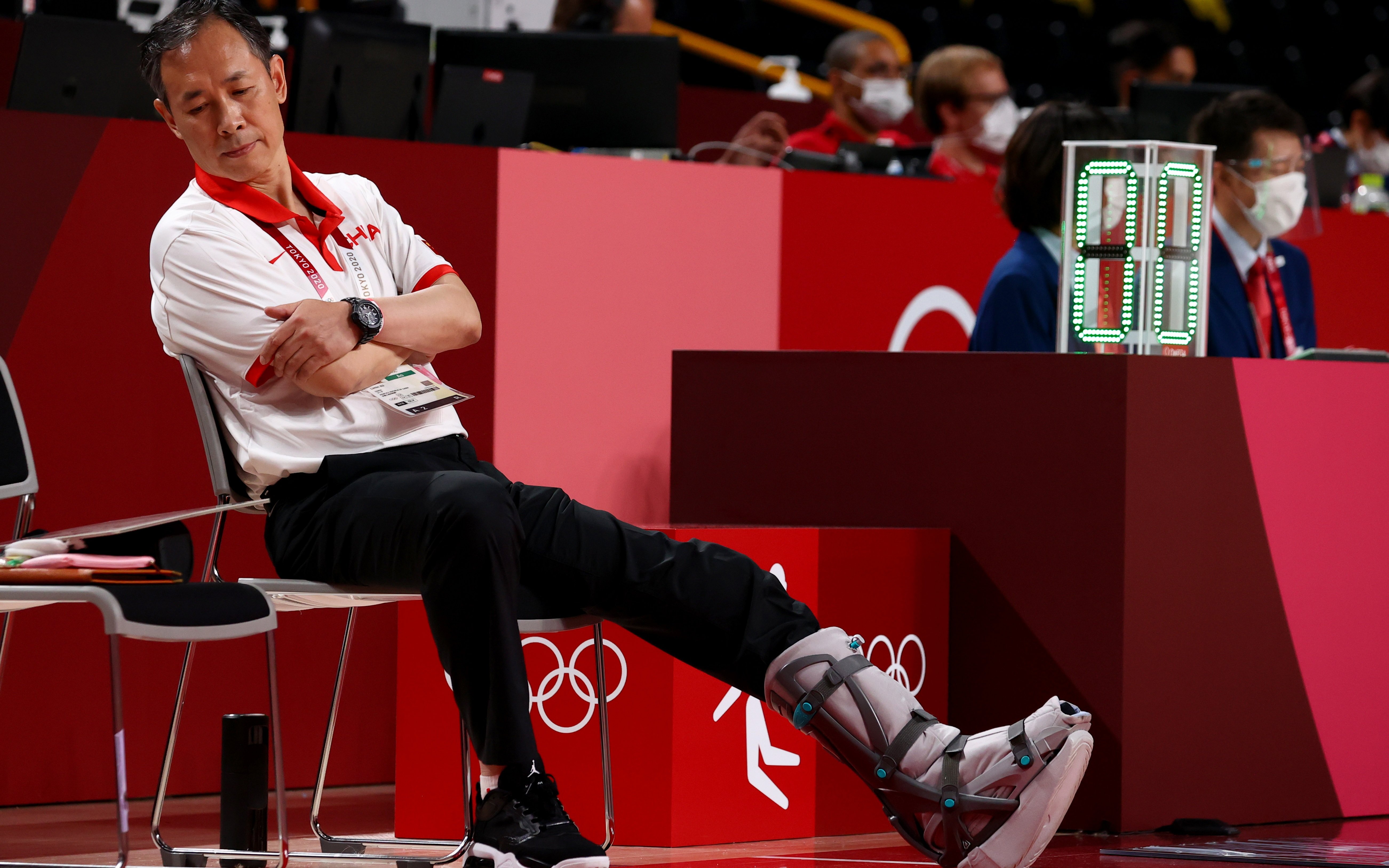 东京奥运会，许利民穿着护靴在场边指挥比赛。他对中国女篮的复兴发挥了很重要作用。 资料图/IC photo