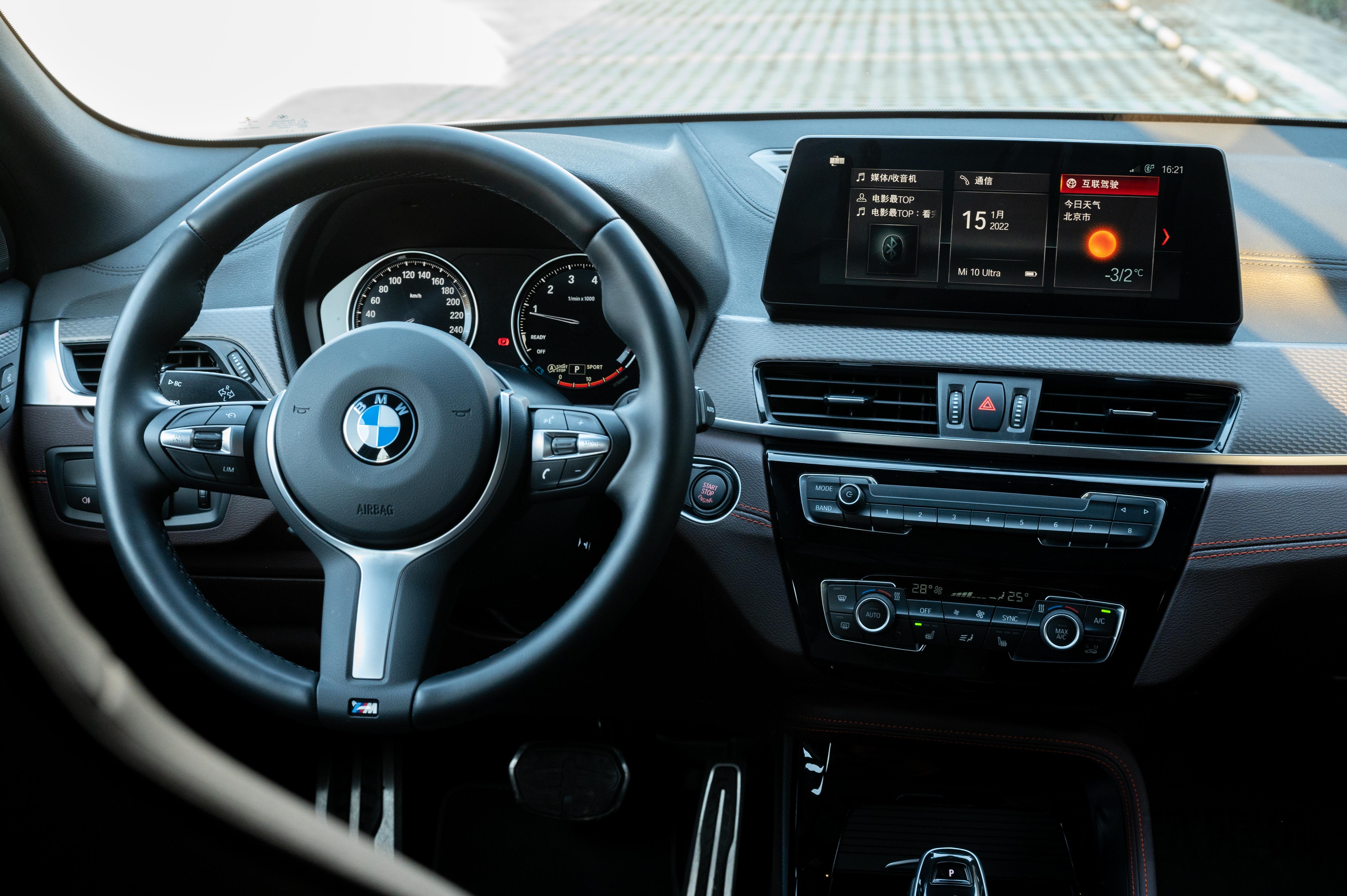 但是多媒体区的设计还是太过传统了一些,如果说在仪表和中控屏上,宝马