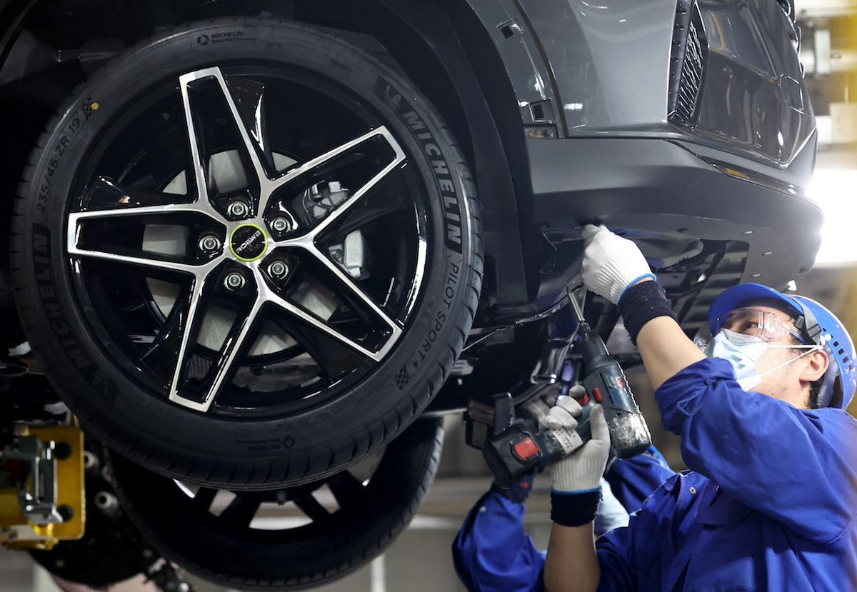 2022年4月23日，上汽临港乘用车工厂工人在总装车间对车辆进行零件安装。