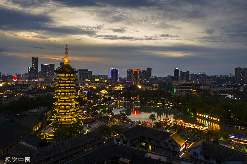 2022年7月28日,江苏淮安,一场雨后,清江浦华灯初上,夜景靓丽。
