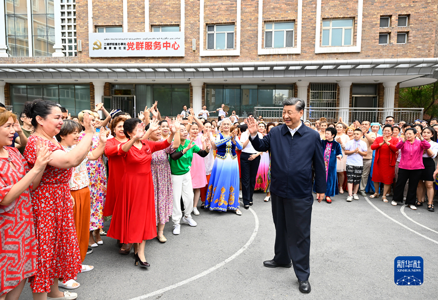 2022年7月12日至15日，习近平在新疆考察。这是13日上午，习近平在乌鲁木齐市天山区固原巷社区考察时，向各族群众挥手致意。新华社记者 李学仁 摄