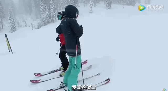 谷爱凌和妈妈滑雪