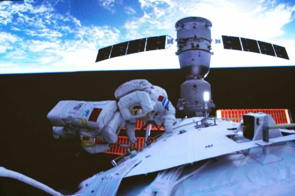 资料图:神舟十四号航天员乘组圆满完成第二次出舱活动全部既定任务。新华社记者 郭中正 摄