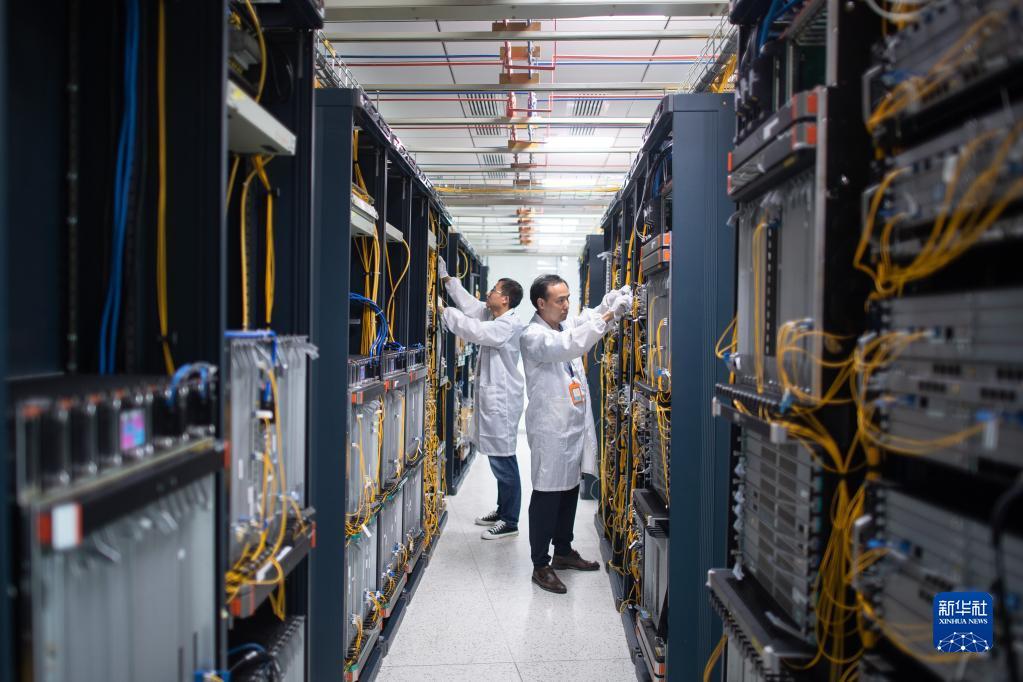 6月2日，在位于湖北省武汉市的烽火通信科技股份有限公司5G承载实验区，技术人员在进行功能测试工作。新华社记者 肖艺九 摄