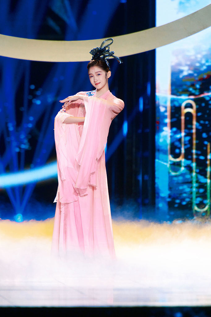 关晓彤亮相东方卫视春晚 着顾绣古风长裙表演舞蹈《织》_凤凰网娱乐