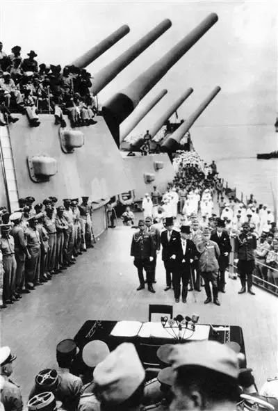 △1945年9月2日，日方代表登上“密苏里号”美军军舰，签署投降书
