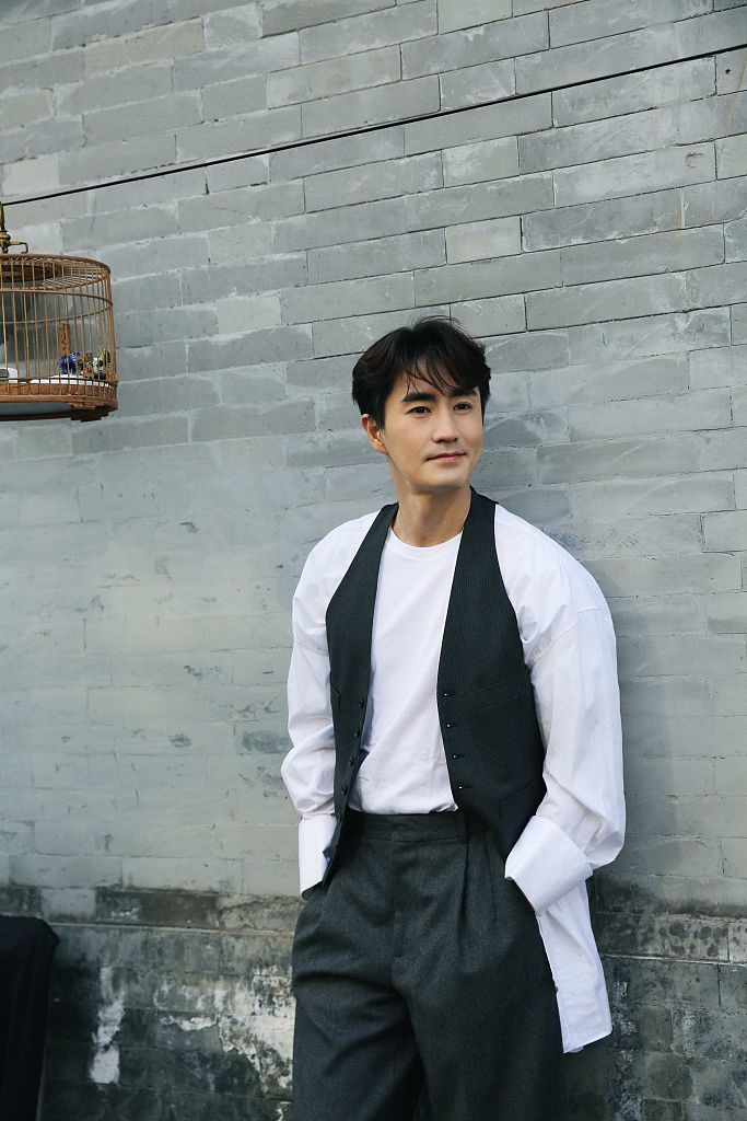 杨玏京味写真曝光 斜阳下穿梭北京胡同氛围感满满_凤凰网娱乐_凤凰网