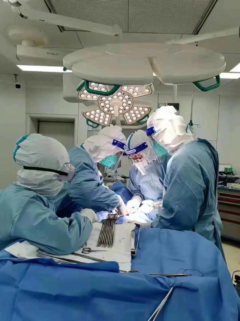 吉林大学中日联谊医院北湖院区医护人员在为隔离管控区急症患者进行急诊手术。（图片由被采访对象提供）