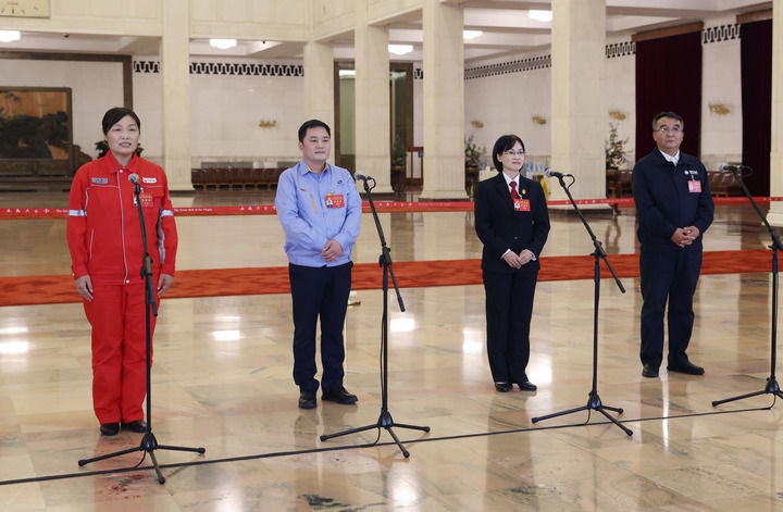 刘丽、张新停、彭秋香、张黎明代表（自左至右）在“党代表通道”接受采访。新华社记者 殷刚 摄