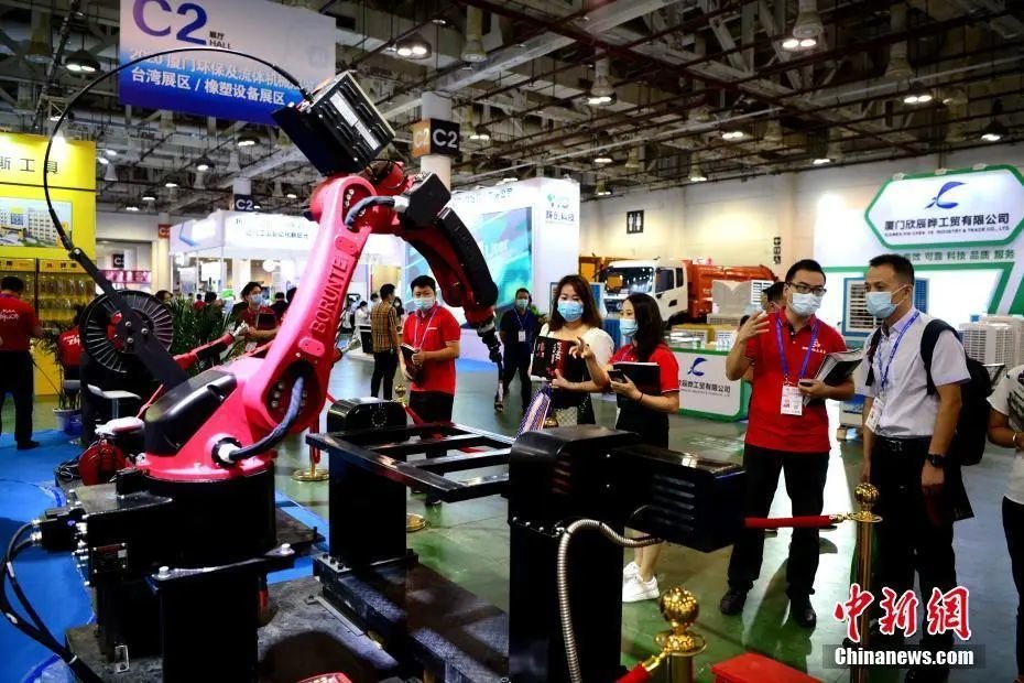 资料图:2020年7月9日,2020厦门工业博览会暨第24届海峡两岸机械电子商品交易会在福建厦门揭幕。图为客商了解新型模具设备。中新社记者 王东明 摄