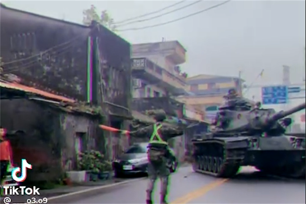 台军人员指挥坦克倒车，结果不慎撞倒路边小轿车。图自台湾“中时新闻网”