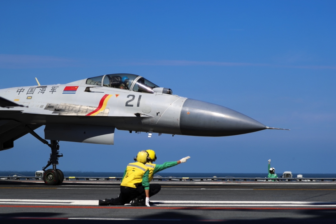 2021年9月15日，从辽宁舰上起飞的歼-15舰载战斗机。