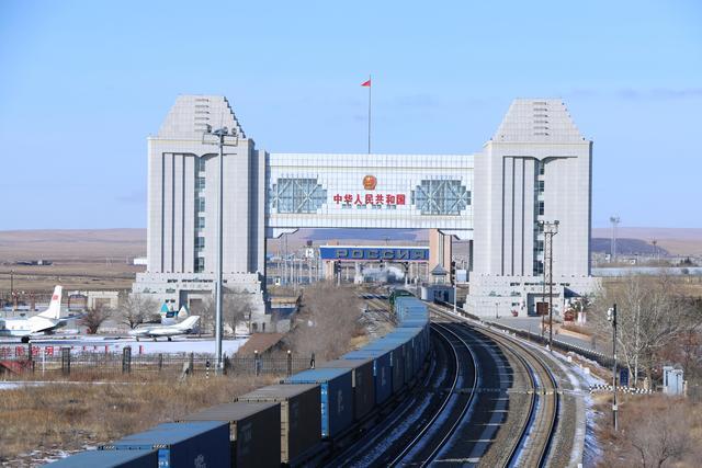 据统计，2021年中俄双边贸易额突破1400亿美元大关，创历史新高。图为一列中欧班列通过满洲里口岸（2020年11月17日摄，来自中国铁路哈尔滨局集团有限公司）。