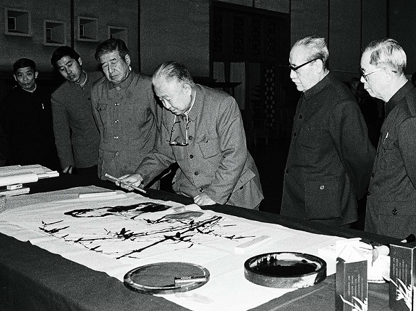1987年,启功先生笔会挥毫