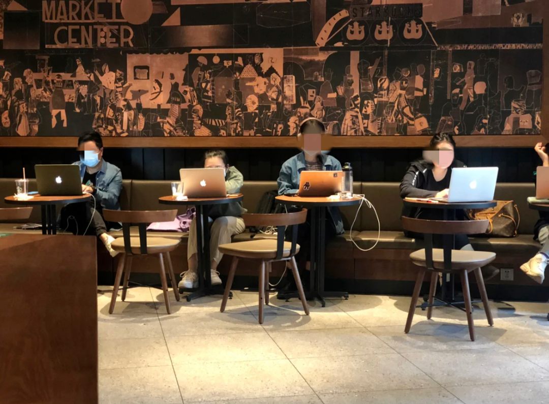 北京中产白领在星巴克最不忍直视的一幕:"如果有鞋穿,谁愿光着脚?