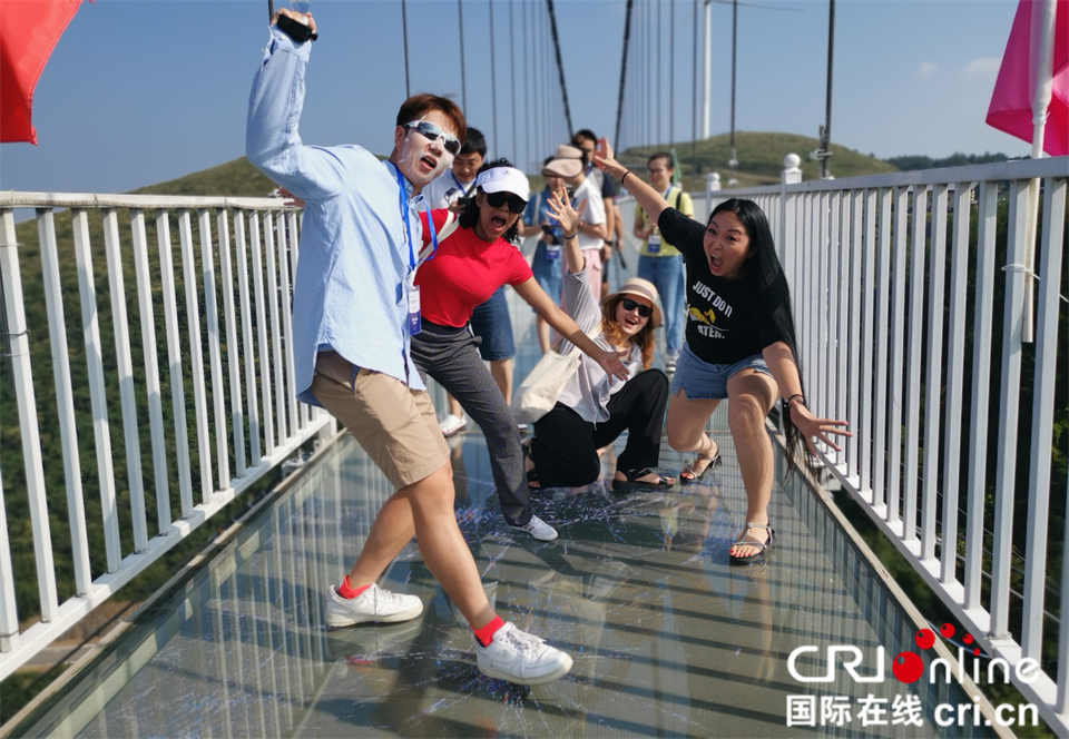 在玻璃天桥上,外国网红们纷纷“凹造型” 摄影 张永良