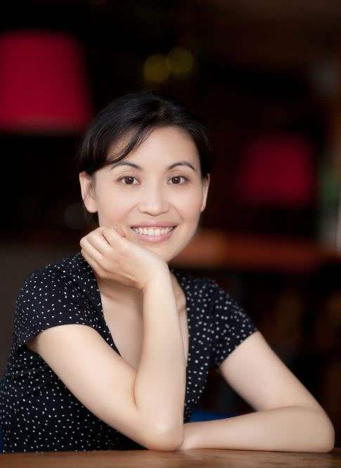 闫红，作家，《新安晚报》编辑，陆续出版《在〈红楼梦〉里读懂中国》《十年心事梦中人》《她们谋生亦谋爱》等十余部作品