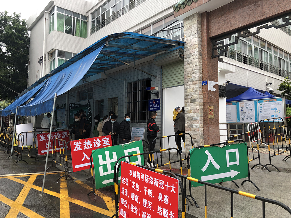 12月15日下午，广州番禺区石楼镇社区服务中心发热诊室门口。澎湃新闻记者 陈绪厚 图