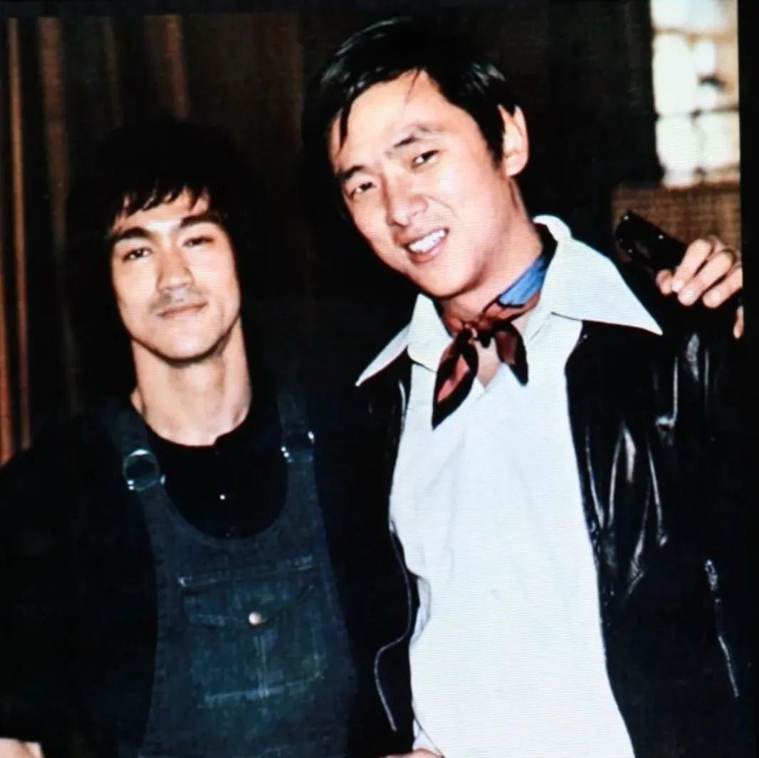 ▲王羽和李小龙是同时代的明星，王羽说这张照片上的李小龙不太高兴是因为掰腕子他输给了王羽。
